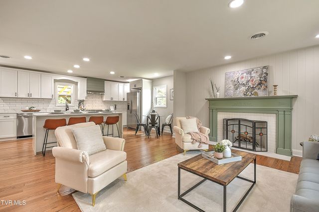 1091 Long Crescent Dr Drive, Bristol, VA 24201