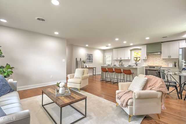 1091 Long Crescent Dr Drive, Bristol, VA 24201