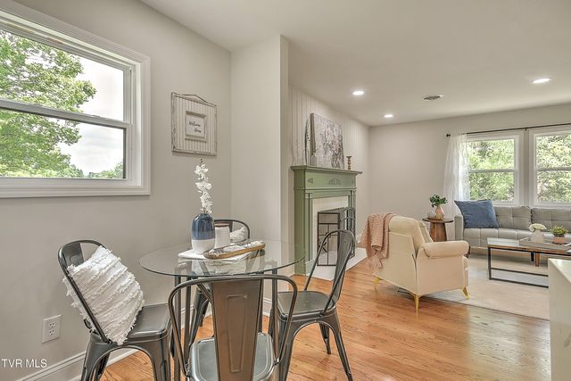 1091 Long Crescent Dr Drive, Bristol, VA 24201