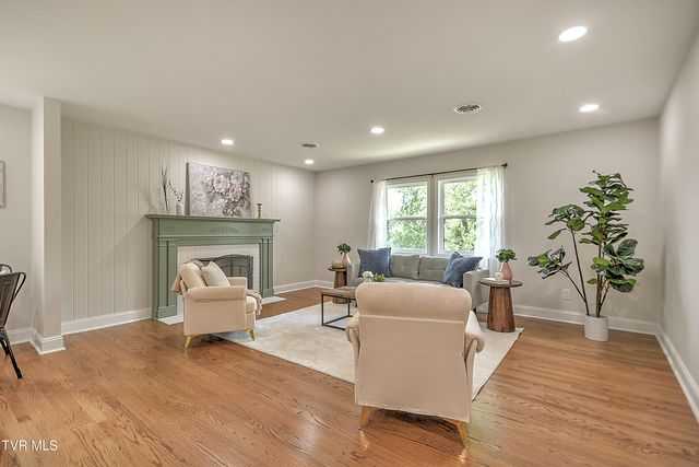 1091 Long Crescent Dr Drive, Bristol, VA 24201