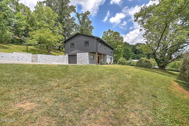 1091 Long Crescent Dr Drive, Bristol, VA 24201