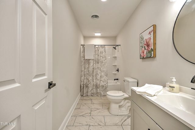 1091 Long Crescent Dr Drive, Bristol, VA 24201
