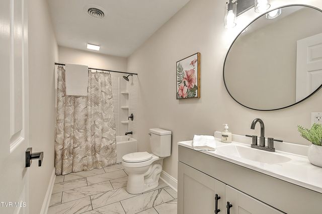 1091 Long Crescent Dr Drive, Bristol, VA 24201