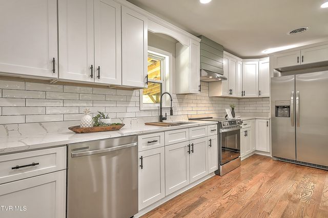 1091 Long Crescent Dr Drive, Bristol, VA 24201