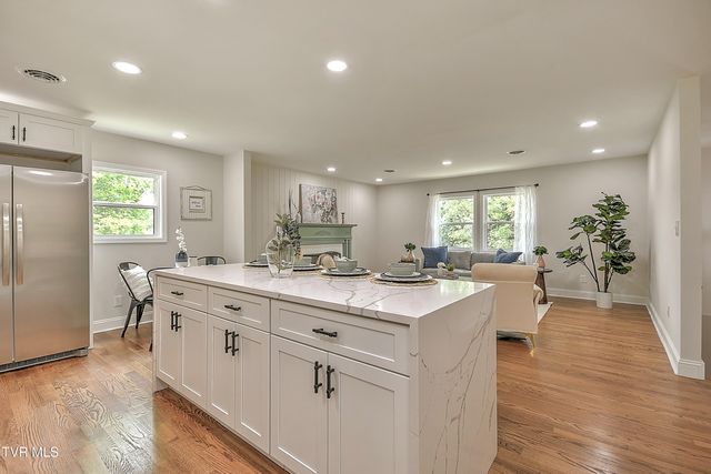 1091 Long Crescent Dr Drive, Bristol, VA 24201