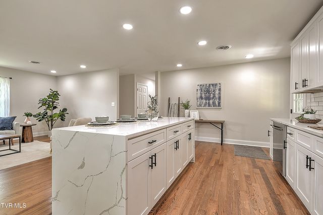 1091 Long Crescent Dr Drive, Bristol, VA 24201