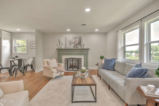 1091 Long Crescent Dr Drive, Bristol, VA 24201