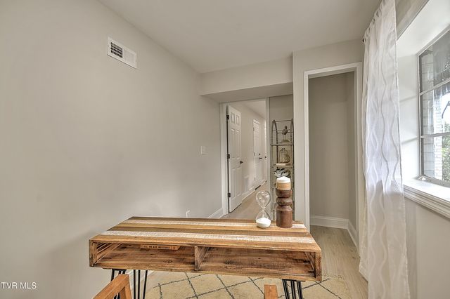 1091 Long Crescent Dr Drive, Bristol, VA 24201