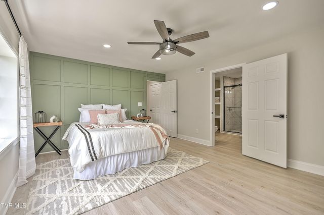 1091 Long Crescent Dr Drive, Bristol, VA 24201
