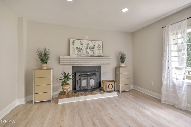 1091 Long Crescent Dr Drive, Bristol, VA 24201