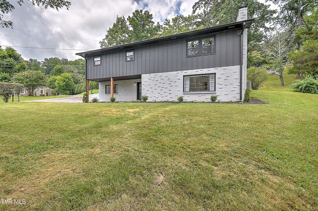 1091 Long Crescent Dr Drive, Bristol, VA 24201