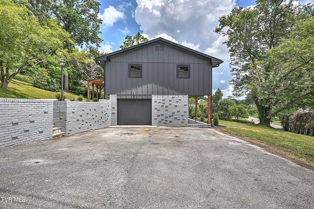 1091 Long Crescent Dr Drive, Bristol, VA 24201