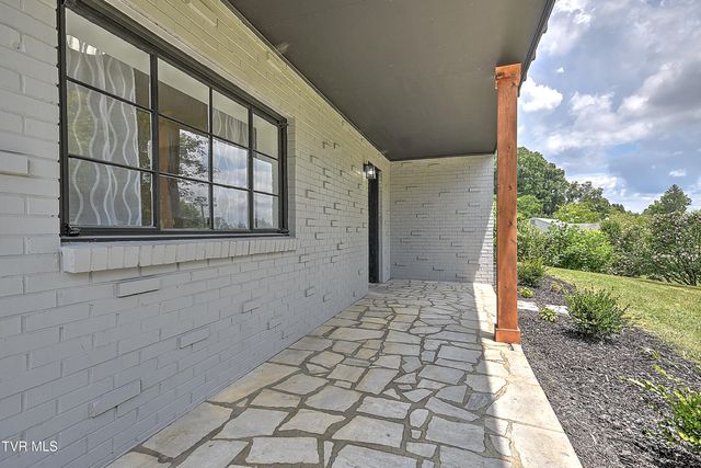 1091 Long Crescent Dr Drive, Bristol, VA 24201