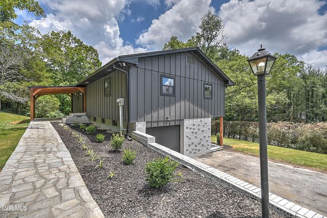 1091 Long Crescent Dr Drive, Bristol, VA 24201