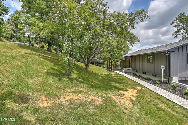 1091 Long Crescent Dr Drive, Bristol, VA 24201