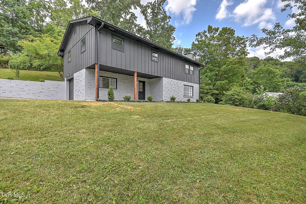 1091 Long Crescent Dr Drive, Bristol, VA 24201