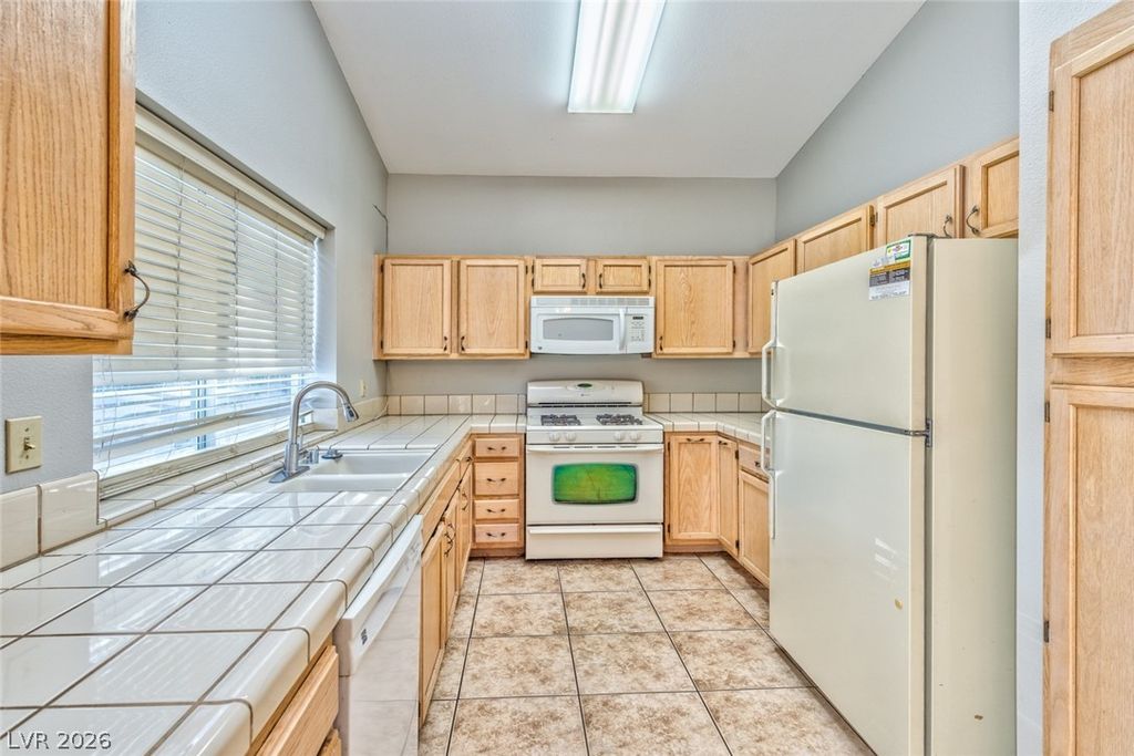 8661 Freeport Lane, Las Vegas, NV 89117 — photo 4