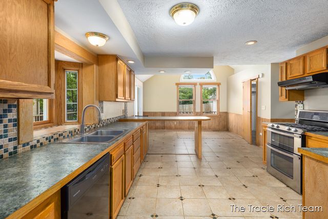 227 E Division Street, Rockford, MI 49341