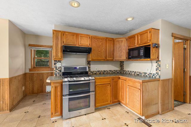 227 E Division Street, Rockford, MI 49341