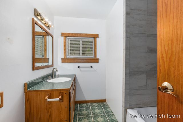 227 E Division Street, Rockford, MI 49341