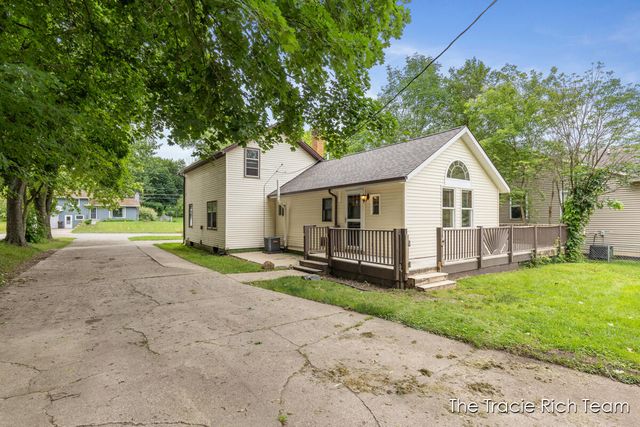 227 E Division Street, Rockford, MI 49341