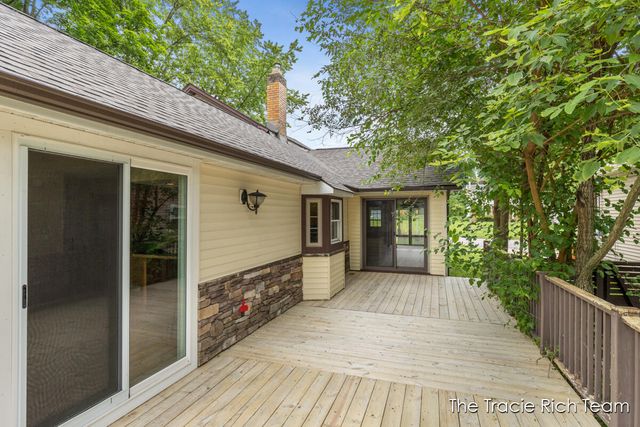 227 E Division Street, Rockford, MI 49341