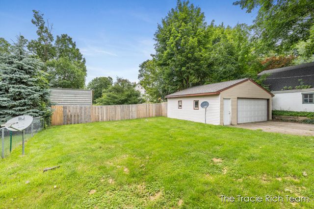 227 E Division Street, Rockford, MI 49341