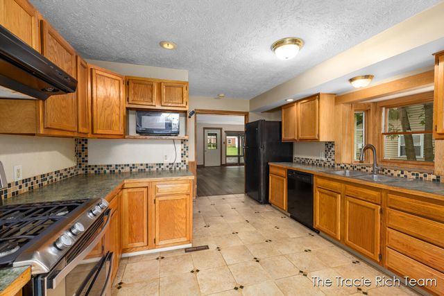 227 E Division Street, Rockford, MI 49341