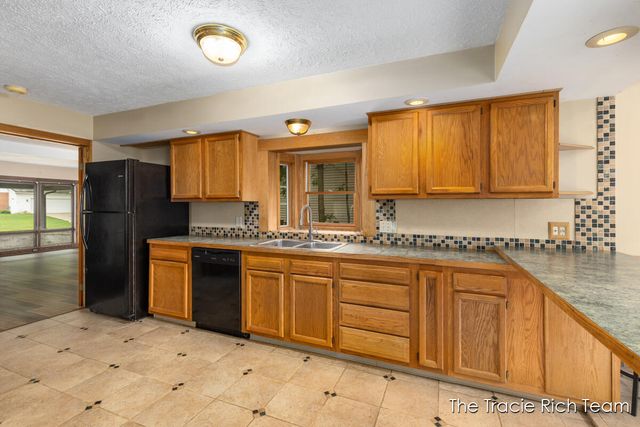 227 E Division Street, Rockford, MI 49341