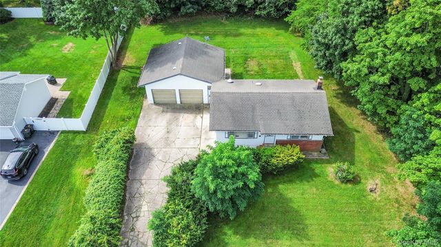 38 Sams Path, Rocky Point, NY 11778