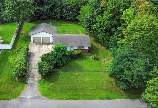 38 Sams Path, Rocky Point, NY 11778