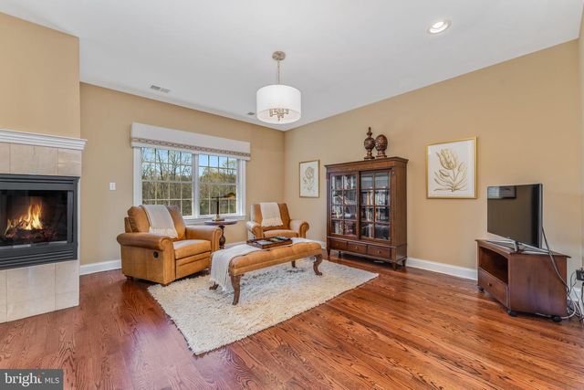 4 WISTERIA CT, Flemington, NJ 08822