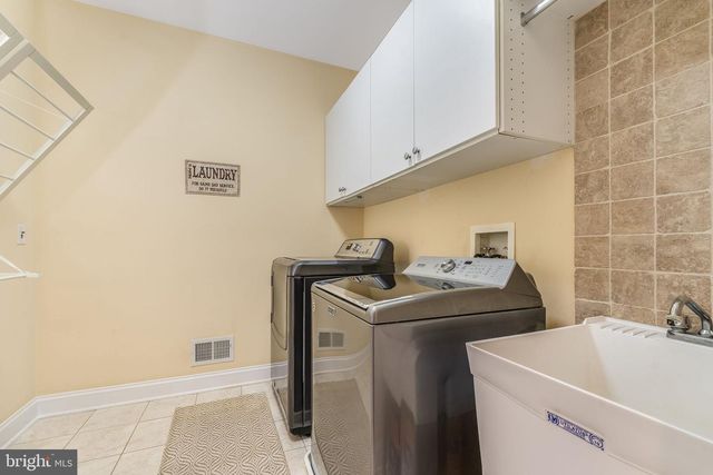 4 WISTERIA CT, Flemington, NJ 08822