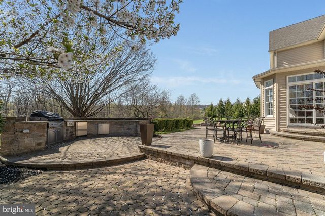4 WISTERIA CT, Flemington, NJ 08822