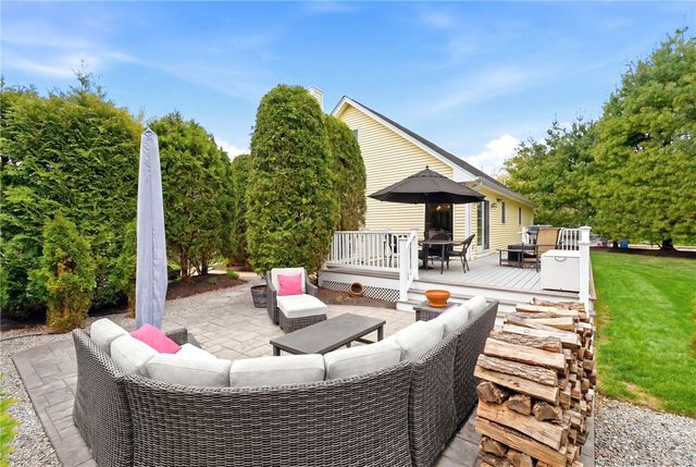 32 Sunny View Court, Warwick, RI 02886