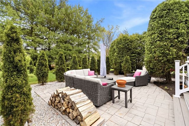 32 Sunny View Court, Warwick, RI 02886