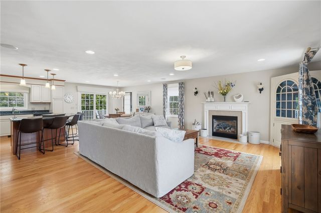 32 Sunny View Court, Warwick, RI 02886