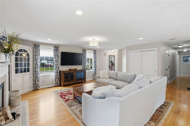 32 Sunny View Court, Warwick, RI 02886