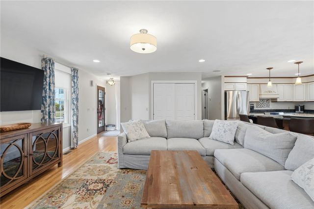 32 Sunny View Court, Warwick, RI 02886