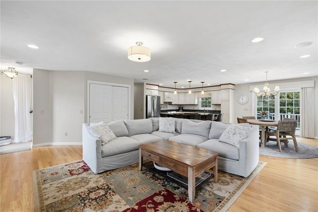 32 Sunny View Court, Warwick, RI 02886