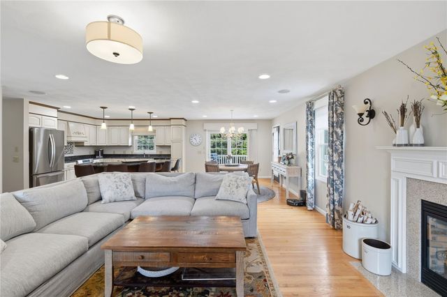 32 Sunny View Court, Warwick, RI 02886