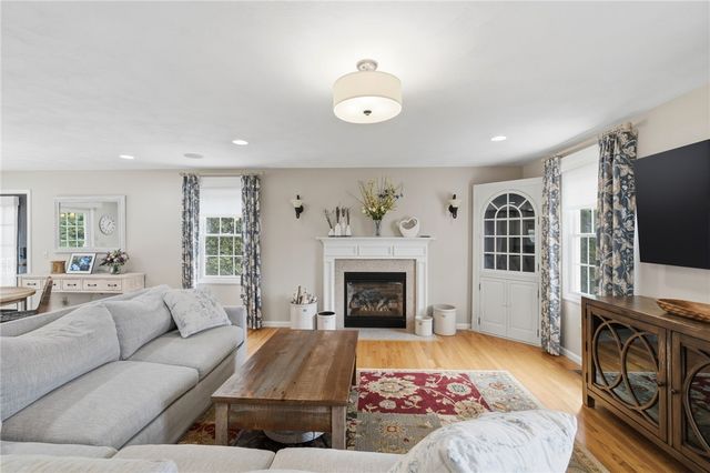 32 Sunny View Court, Warwick, RI 02886