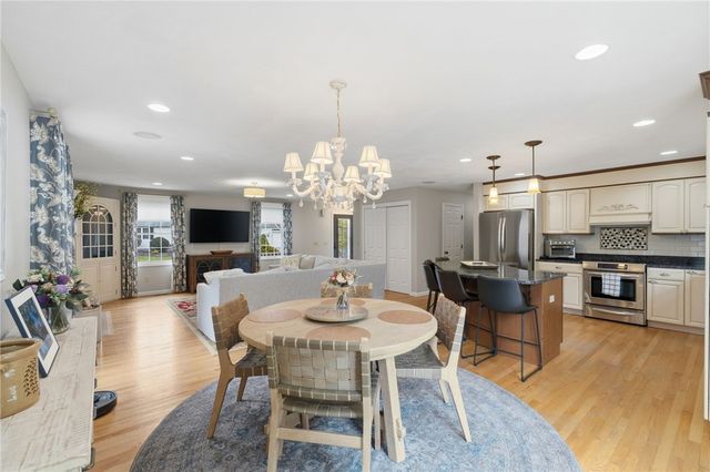 32 Sunny View Court, Warwick, RI 02886