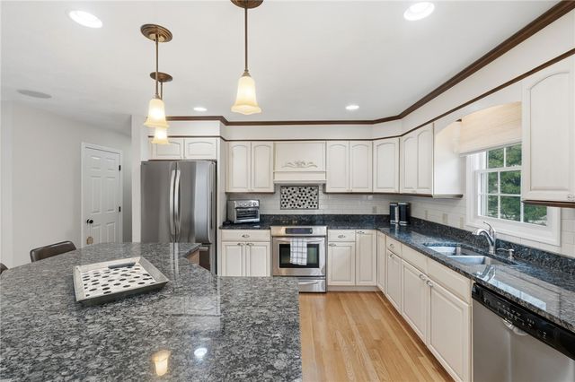 32 Sunny View Court, Warwick, RI 02886