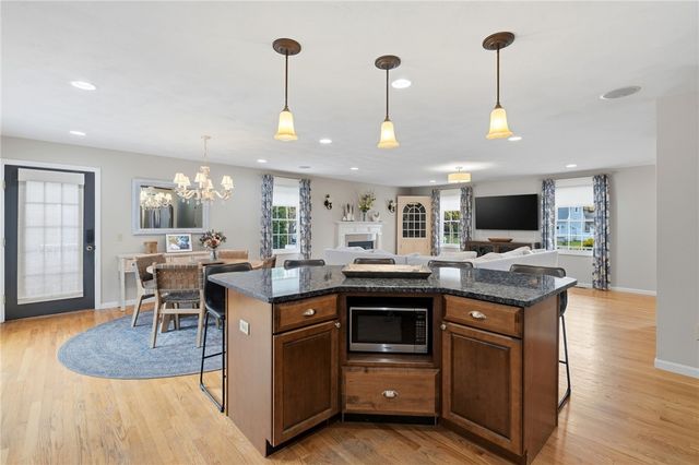 32 Sunny View Court, Warwick, RI 02886