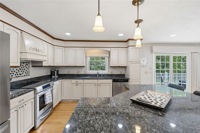 32 Sunny View Court, Warwick, RI 02886