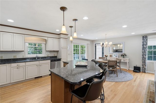 32 Sunny View Court, Warwick, RI 02886