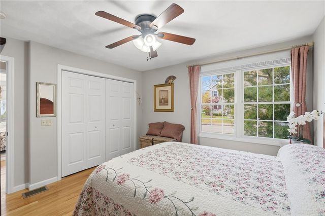 32 Sunny View Court, Warwick, RI 02886