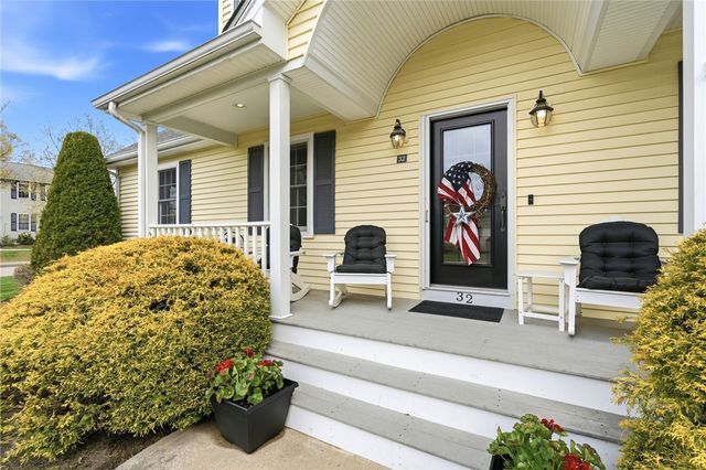 32 Sunny View Court, Warwick, RI 02886