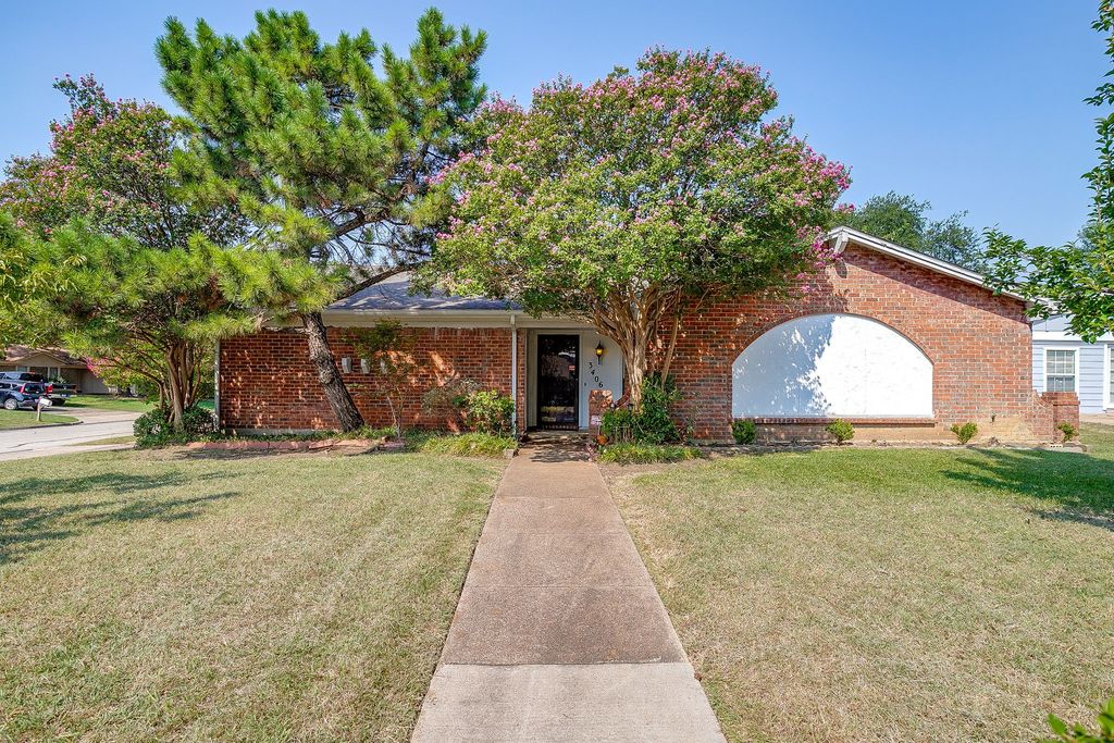 3406 Quail Crest Court, Arlington, TX 76014